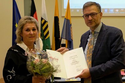 Oberbürgermeister Raphael Kürzinger hat Steffi Seumel bei der jüngsten Stadtratssitzung eine Ehrenurkunde überreicht.
