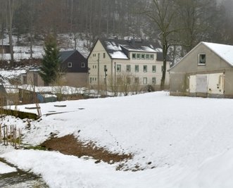 Die alte Molkerei vor dem einstöckigen Gebäude in Nassau wurde abgerissen, weil der Giebel auf die Straße zu stürzen drohte. 