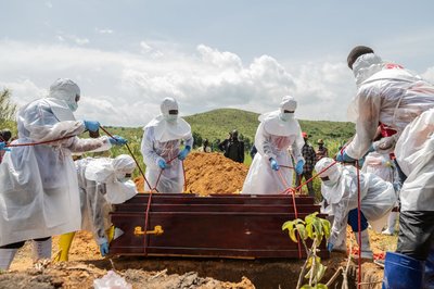 Für die Beisetzung verstorbener Ebola-Patienten bestehen strenge Sicherheitsregeln - nicht alle Angehörigen haben hierfür Verständnis. (Archivbild)