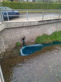 Eine bislang unbekannte Flüssigkeit ist am Montagabend in die Zwönitz gelaufen.