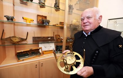 Jörgen Schütze hat Teile seiner Sammlung historischer Messgeräte der Historischen Freiberger Berg- und Hüttenknappschaft übergeben.