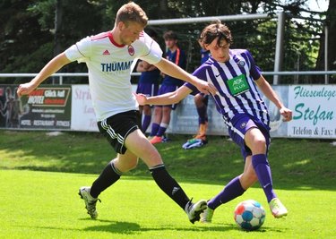 Fortuna-Verteidiger Mick Achenbach (l.) hatte alle Hände voll zu tun, die flinken, spielfreudigen Auer in Schach zu halten. r