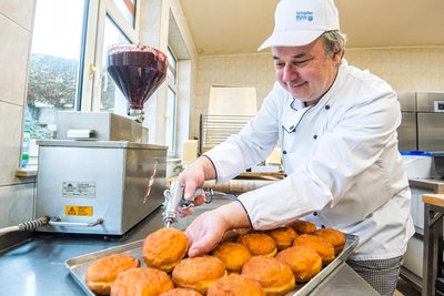 Heiko Schmidt, der in Gornsdorf die Bäckerei und Konditorei Schmidt betreibt und Obermeister der Bäckerinnung Erzgebirge ist, verrät, was einen guten Pfannkuchen ausmacht.