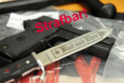 Ein Messer mit der Aufschrift "Blut und Ehre".