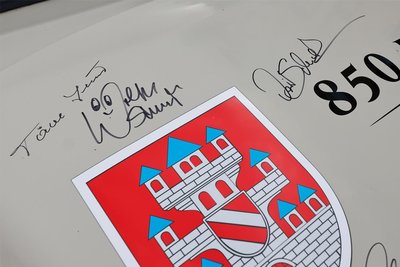 Über dem Meerane-Wappen befinden sich die Unterschriften von Täve Schur und Wolfgang Stumph.