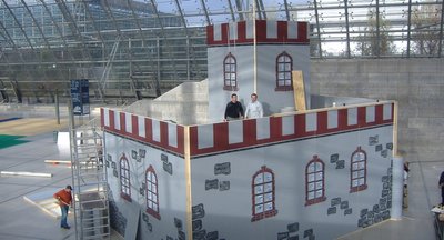 Mitarbeiter des Mittweidaer Bauhofs bereiten im Foyer der Messe Leipzig die Präsentation der Stadt als Ausrichter des nächsten Tags der Sachsen vor. 