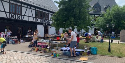 Einen Trödelmarkt, wie er diese Woche in Zschorlau vor dem Haus der Vereine stattgefunden hat, soll es zukünftig wieder zweimal im Jahr geben. 