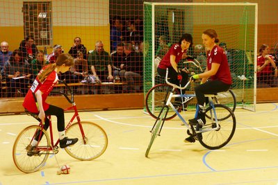 Hier sind Torfrau Mariane Schmidt und Madlen Hengst gerade in der Defensive gefordert.