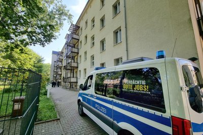 Polizei am Morgen nach der Tat im Hinterhof des Hauses im Reitbahnviertel.