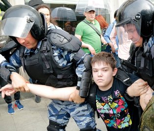 In Moskau wurden bei der von der Opposition organisierten, aber nicht erlaubten Demonstration auch minderjährige Protestierer von den Sondertruppen des Innenministeriums abgeführt.