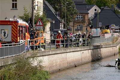 Im Bereich der Turnstraße und der Oberen Hauptstraße wurde am Freitagmittag eine nach Diesel riechende Flüssigkeit entdeckt. 