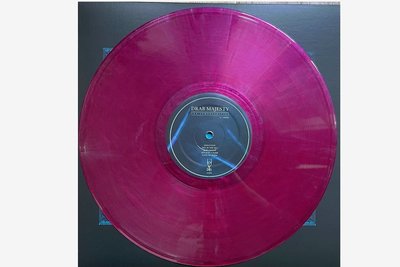 Manchmal verspricht der Farbname mehr, als das Ergebnis dann hält: "Metallic Red" soll diese 400-Stück-Version des 2018er "The Demonstration"-Albums der amerikanischen Post-Waver Drab Majesty sein. 