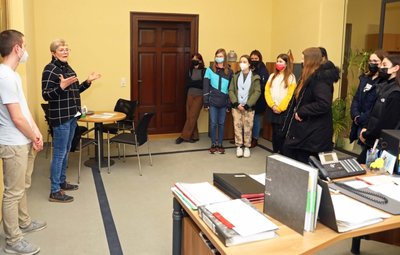 Berufsorientierung im Rathaus: Fachbereichsleiterin Petra Walther (2. v. l.) und Azubi Lukas Matzke (links) mit den jungen Besuchern im Sekretariat des Crimmitschauer Oberbürgermeisters.