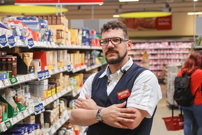 Zu lange Asylverfahren verhinderten, dass Migranten schnell in Arbeit kommen - sagt Robert Renner, Inhaber des Rewe-Marktes an der Oberfrohnaer Straße.