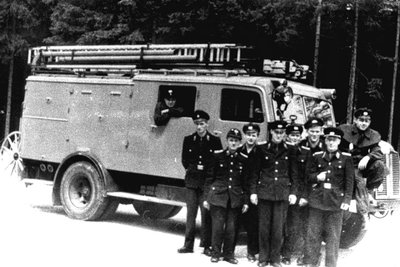 Das Foto zeigt die Kameraden 1960 bei der Übergabe des Löschfahrzeugs S 4000.
