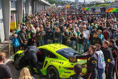 Beim Pitwalk am Sonntag vor dem Rennen wurde die Boxengasse von den Fans förmlich überrannt.