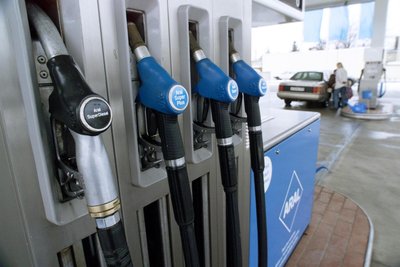 Das Benzin für die Molotowcocktails soll an einer Tankstelle gezapft worden sein.