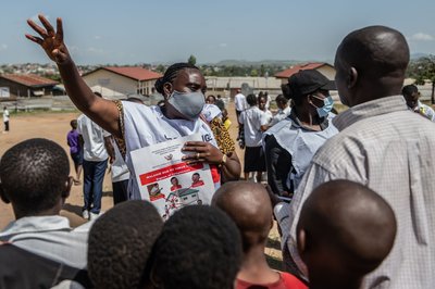 Mitarbeiter des Roten Kreuzes betreiben Aufklärung über Ebola und den Schutz vor einer Ansteckung. (Archivbild)