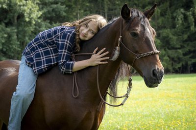 Martha Haberland als Anni in einer Szene des Films „Ponyherz“. So wie die junge Schauspielerin im Film lieben viele Kinder den Kontakt zu diesen Tieren und öffnen sich.