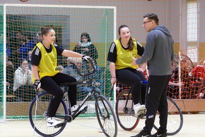 Eyleen Knüppel (links) und Fiona Vogel bekommen taktische Anweisungen von Trainer Frank Langer.