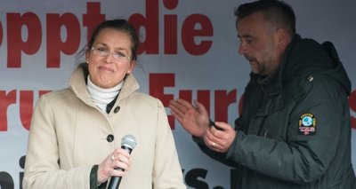 Tatjana Festerling am Ostermontag bei Bekanntgabe ihrer Oberbürgermeisterkandidatur neben Pegida-Gründer Lutz Bachmann.