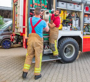 Letzte Vorbereitungen am Donnerstagabend in Oberdorf. Am Freitag geht es ins Waldbrand-Gebiet in der Sächsischen Schweiz.