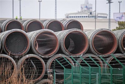 Nicht verbaute Rohre für die Ostsee-Gaspipeline Nord Stream 2 von Russland nach Deutschland werden auf dem Gelände des Hafens in der Gemeinde Sassnitz auf der Insel Rügen gelagert. 