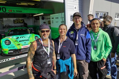 Enrico und Susan Ahnert, Martin Wilfling und Emil Ahnert (von links) hatten sich rechtzeitig angestellt und gehörten beim Pitwalk zu den ersten Besuchern.
