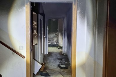Blick in die von einem Brandsatz verrußte Wohnung im ersten Obergeschoss.
