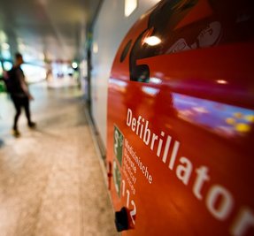 Defibrillatoren soll es künftig an mehreren öffentlich zugänglichen Plätzen in Aue-Bad Schlema geben. 