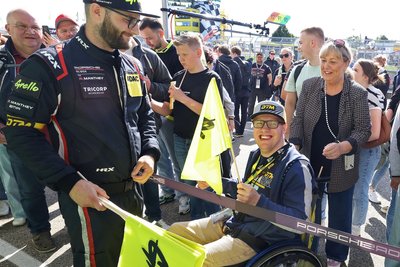 Für Toni Lindner ist der Ansturm beim Pitwalk immer eine Herausfortderung. Trotz Rollstuhl ist der 26-Jährige seit Jahren Stammgast am Sachsenring.