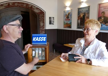 Lange hat Konstanze Graubner darauf gewartet: Nach einer gefühlten Ewigkeit kann sich die Gelenauerin an der nostalgischen Kasse des örtlichen Clubkinos bei Peter Fabisch endlich wieder ein Ticket kaufen. 