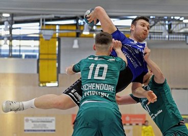 Tobias Piller (blaues Trikot) vom HC Glauchau/Meerane zeigte im Spiel gegen Freiberg eine starke Vorstellung. 