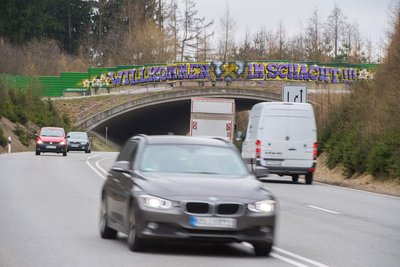 Das erneuerte Graffito über der S255 kurz vor Aue.