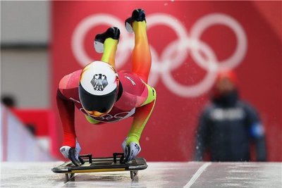 Axel Jungk startet kraftvoll in die Olympiabahn.