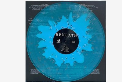 Bei GZ Medien vor den Toren Prags lassen Labels aus aller Welt abgefahrene Kleinauflagen herstellen, die andere Presswerke nicht hinkriegen: Diese Version von "Beneath" der Screamo-Band Infant Island gibt es 200-mal.