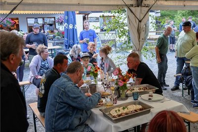 An diesem Tisch ließen es sich die Männer schmecken. Andreas Lötsch (vorn links) siegte vor Maik Sautter (rechts) und Sven Wiegner. 