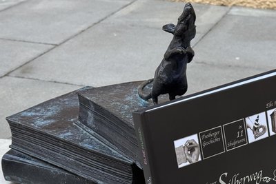 Das Silberwegbuch lehnt am Bücherstapel der Kurfürstin Anna vor dem Freiberger Museum.