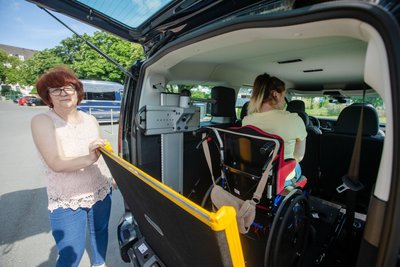 Über die Rampe kann Emi einfach ins Auto gebracht werden. Die Rampe wird dann nach oben geklappt.
