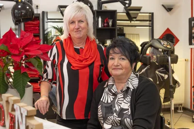 Simone Unger und Cornelia Merkel (r.) arbeiten seit Jahrzehnten in „Carmens Haarstudio“. Sie hören mit ihrer Chefin auf.