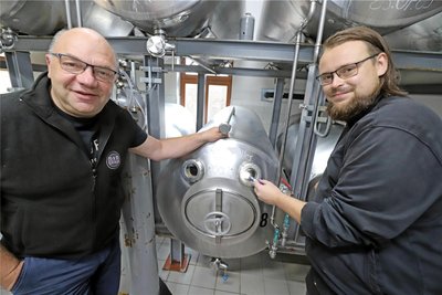 Ronny Erfurt (l.) und Brauer Marvin Kempe überprüfen, wie weit das selbstgebraute Bier für das Fest schon ist.