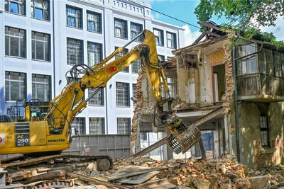 Bagger reißen derzeit die Garagen der Betriebsfeuerwehr der Schönherrfabrik ab. Dort sollen vorerst Parkplätze entstehen.