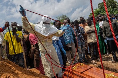 Anders als es die Tradition will, können Angehörige verstorbener Ebola-Patienten nicht am offenen Sarg Abschied nehmen. (Archivbild)