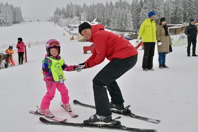 Die dreijährige Ida Bergauer aus Johanngeorgenstadt lernt bei Skilehrerin Cornelia Reißmann im Fun Park in Carlsfeld.