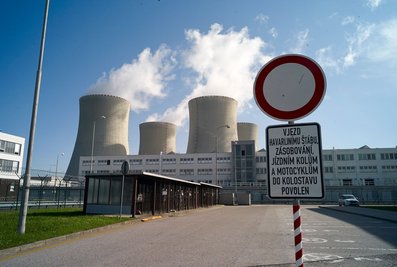 In der Nähe des Atomkraftwerks Temelin könnte künftig ein Atommüll-Endlager entstehen. Nun haben Probebohrungen begonnen.