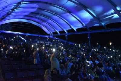 Mehr als 800 Fans verfolgten ein einfühlsames Konzert im Naturtheater Bad Elster.