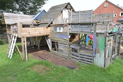 Den Bauspielplatz in Albernau gibt es jetzt im vierten Jahr. Bisher ist vieles entstanden, was sich Kinder ausgedacht haben.