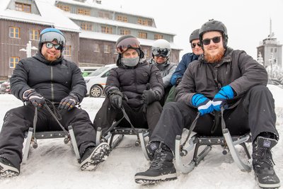 Die Jungs aus Hamburg hatten Spaß beim Rodeln auf den Hängen am Fichtelberg.