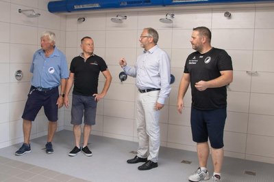 Auerbachs Oberbürgermeister Jens Scharff (Zweiter von rechts) kam zur Einweihung der neuen Sanitäranlage nach Rebesgrün. Daneben Ortsvorsteher Stefan Fischer (von links), Fließenleger-Meister Ralf Opitz und Andre Walther.