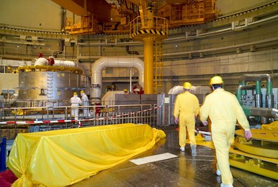 Atomkraftwerke erzeugen hoch radioaktiven Atommüll - hier ein Blick in den Reaktorblock I des tschechischen Atomkraftwerks Temelin werden während Betriebspause zum Brennelemente-Wechsel.